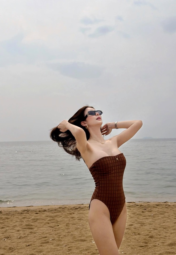 สาวไทยถ่ายภาพกลางเมือง
