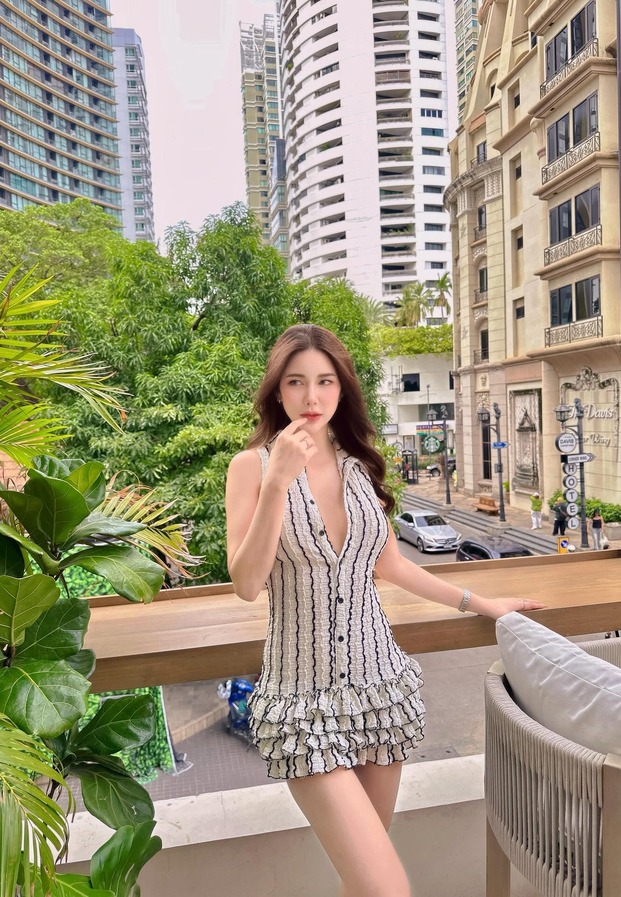 Eye Ketarinn ถ่ายภาพในห้องพัก