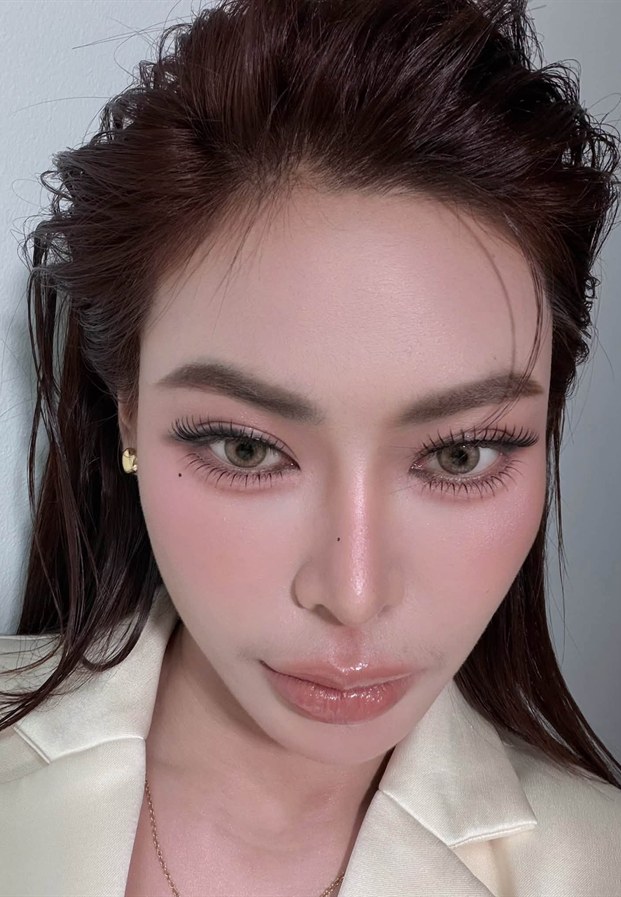 ภาพพอร์เทรตระยะใกล้ในลุคแต่งหน้าโทนใส