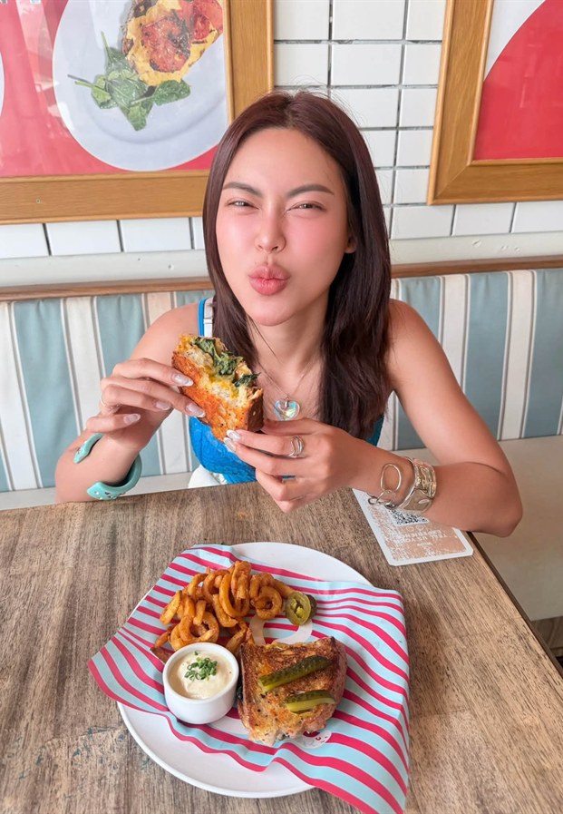 ภาพระหว่างนั่งกินอาหารในร้านคาเฟ่