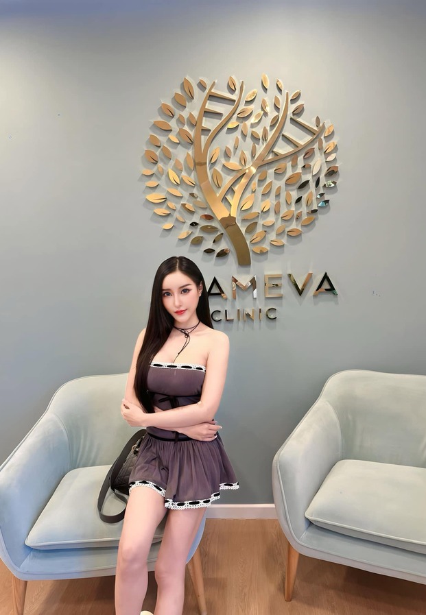 สาวสวยหุ่นดีในชุดกี่เพ้าแดง