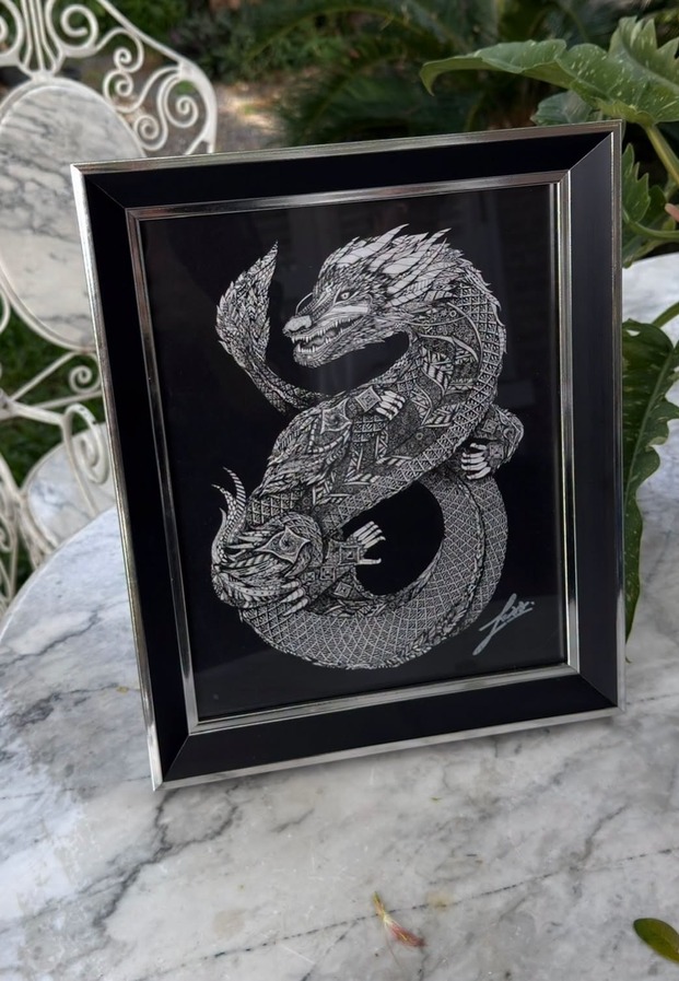 ภาพพิมพ์ลายเส้นไทยบนพื้นดำ