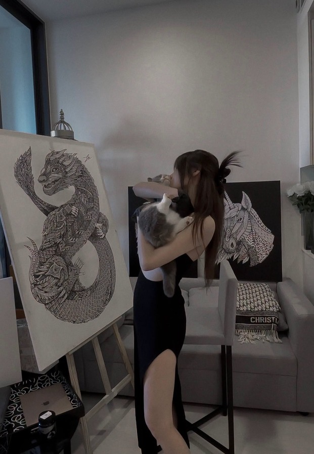 ศิลปินสาวนั่งวาดงานหน้าเฟรม