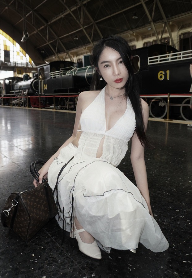 สาวไทยสายศิลปะกับชุดขาว