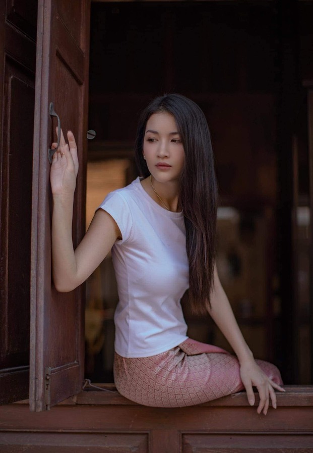 Treenet Paenpet ในเสื้อยืดสีขาวนั่งถ่ายที่เรือนไม้