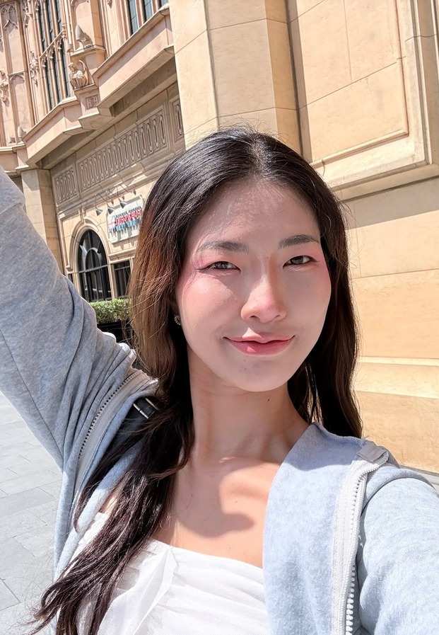 Chanel Chidchaya กับลุคเสื้อคลุมสีเทา