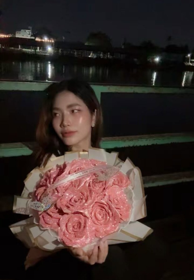 ลุคชุดขาวถ่ายกลางแจ้ง