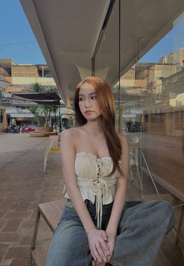 ลุคอุ้มแมวหน้าบ้านไม้เก่า