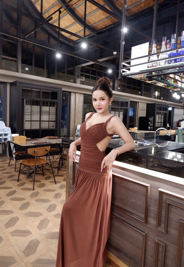 เดรสน้ำตาลยาวในร้านอาหารกระจก