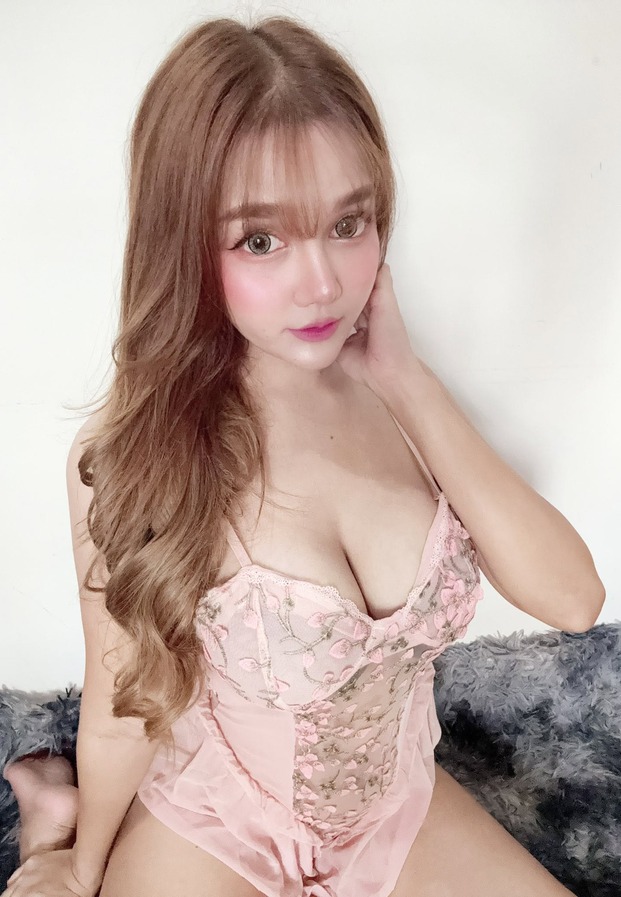 ชุดลูกไม้ชมพู ผมยาวสลวย