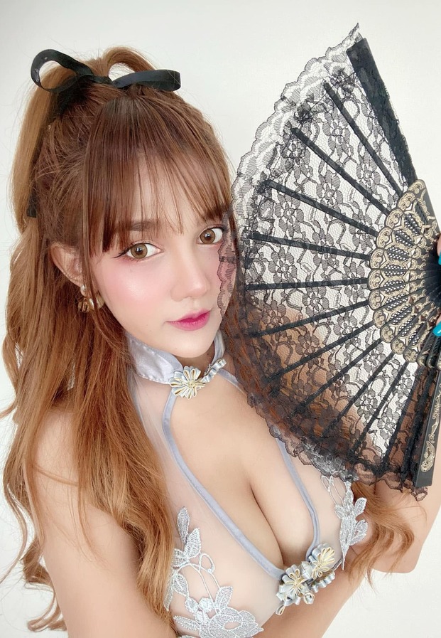 ถือพัดลูกไม้ดำ ชุดจีนขาว