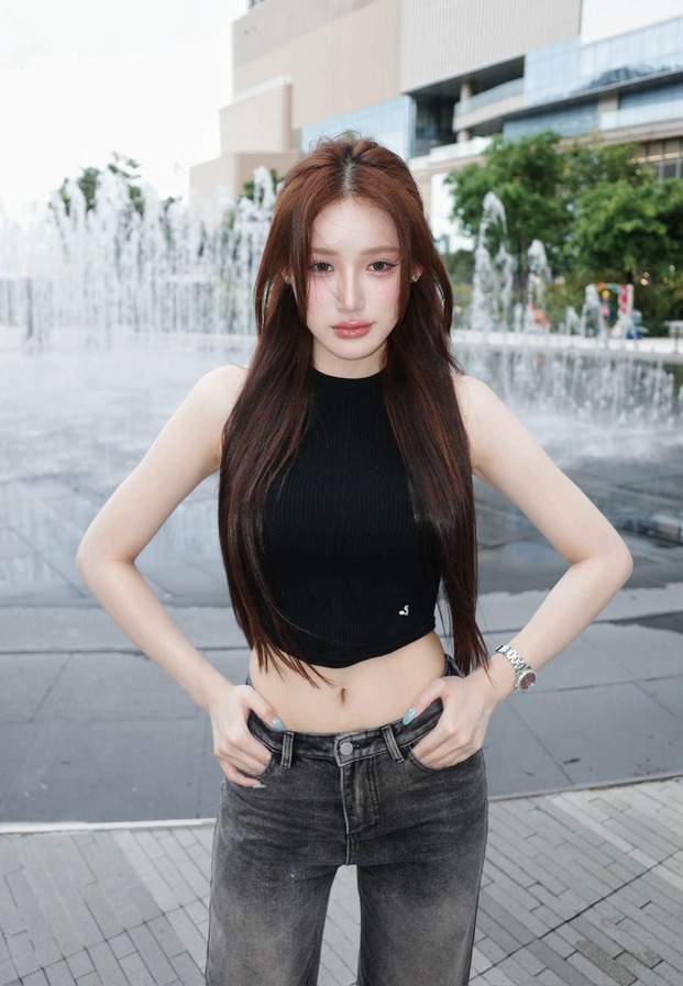 Khanomwws ขนม ครอปท็อปดำกับยีนส์ ถ่ายหน้าน้ำพุ