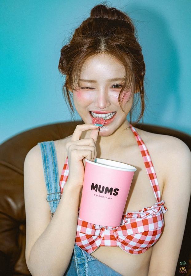 Khanomwws ถือถังขนม MUMS ฉากหลังสีฟ้า