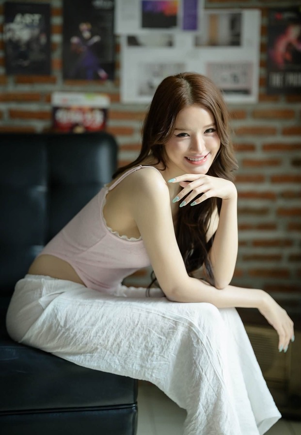 เสื้อสายเดี่ยวชมพูในร้านซักผ้า