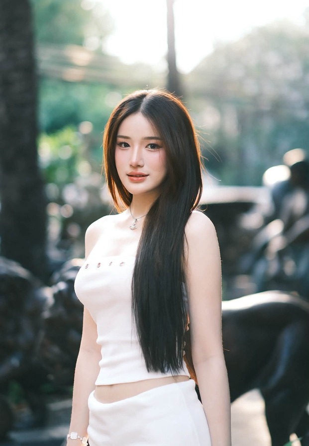 เสื้อเกาะอกขาว ริมถนนแสงเย็น
