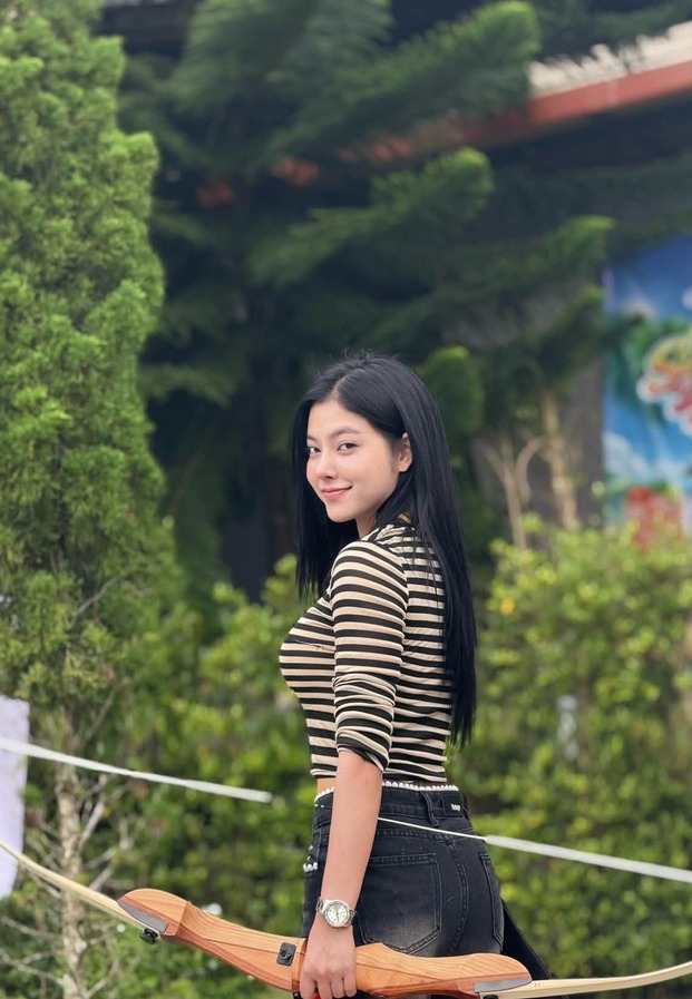 Khum Aorn สาวสวยหุ่นดี ลุคเสื้อลายทาง