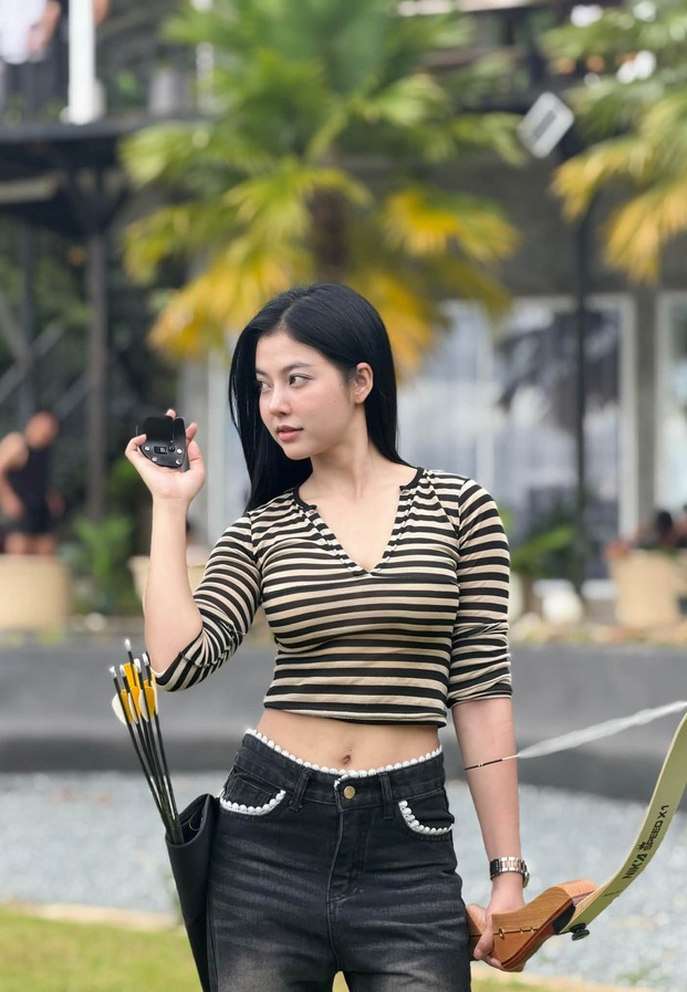 ลุคเสื้อครอปลายทางกลางสนามหญ้า