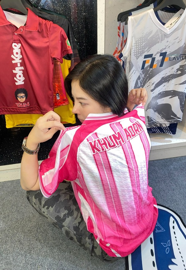 Khum Aorn ถือเสื้อบอลสกรีนชื่อตัวเอง