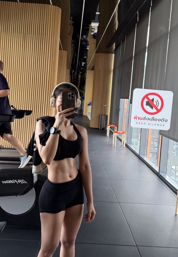 ลุคชุดออกกำลังกายหน้ากระจกยิม