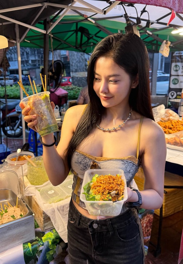 ตระเวนกินสตรีทฟู้ดในตลาดนัด