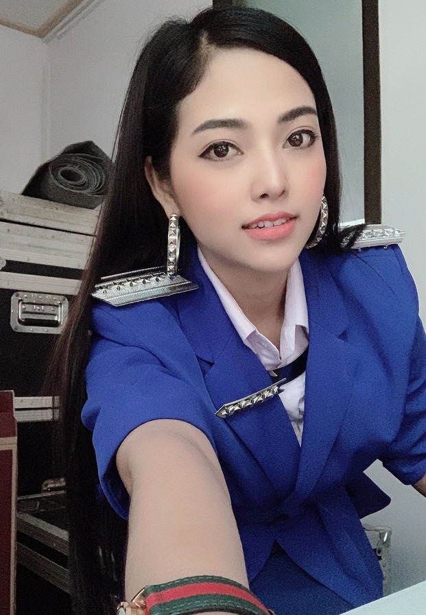 Khum Aorn ในลุคชุดยูนิฟอร์มสีน้ำเงิน