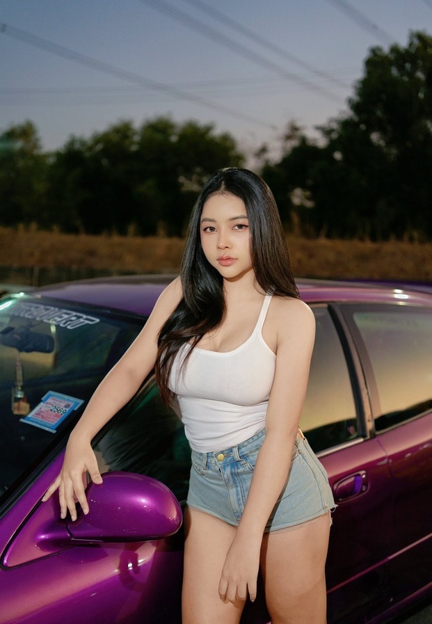 น้องผักชี ลุคสตรีทแฟชั่นสุดเซ็กซี่