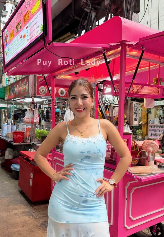 เดรสฟ้าอ่อนยืนหน้ารถเข็นสีชมพู