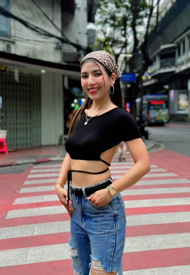 เสื้อดำครอปกับผ้าคาดผม ยืนบนทางม้าลาย