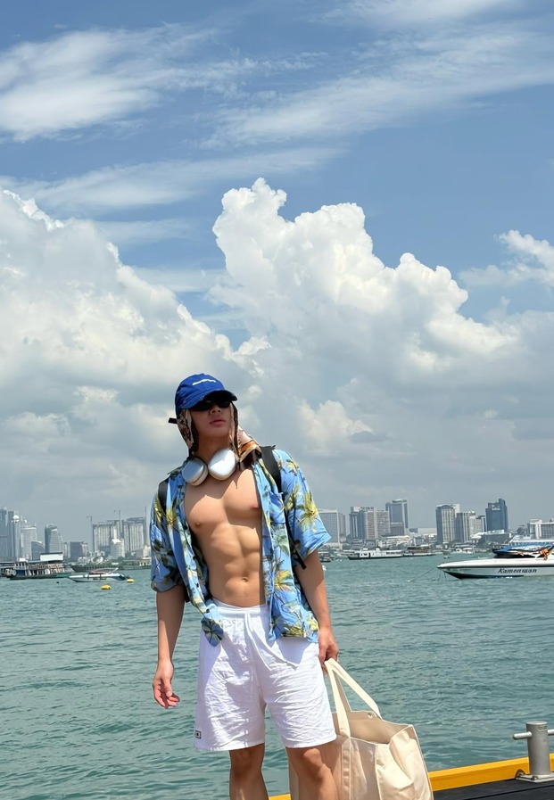 Sky Pichet สกาย เปิดเสื้อฮาวายโชว์ซิกแพ็กที่เกาะล้าน
