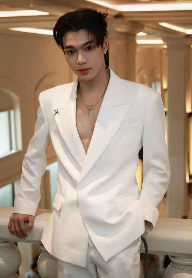 Sky Pichet สูทขาวเปิดอก ในโรงแรมแสงอุ่น