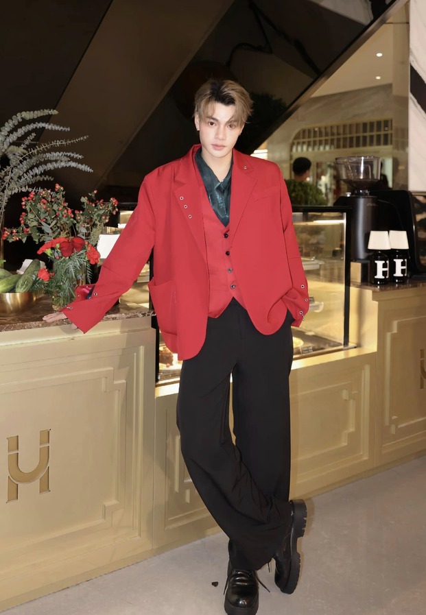 แจ็กเก็ตแดง ยืนพิงเคาน์เตอร์คาเฟ่