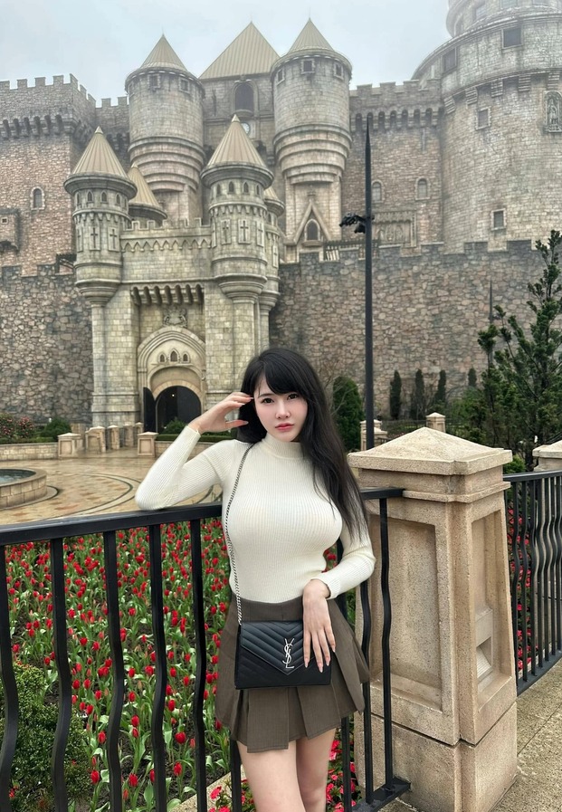 เสื้อคอเต่าแขนยาวสีครีมกับกระโปรงสั้นหน้ากำแพงปราสาทหิน