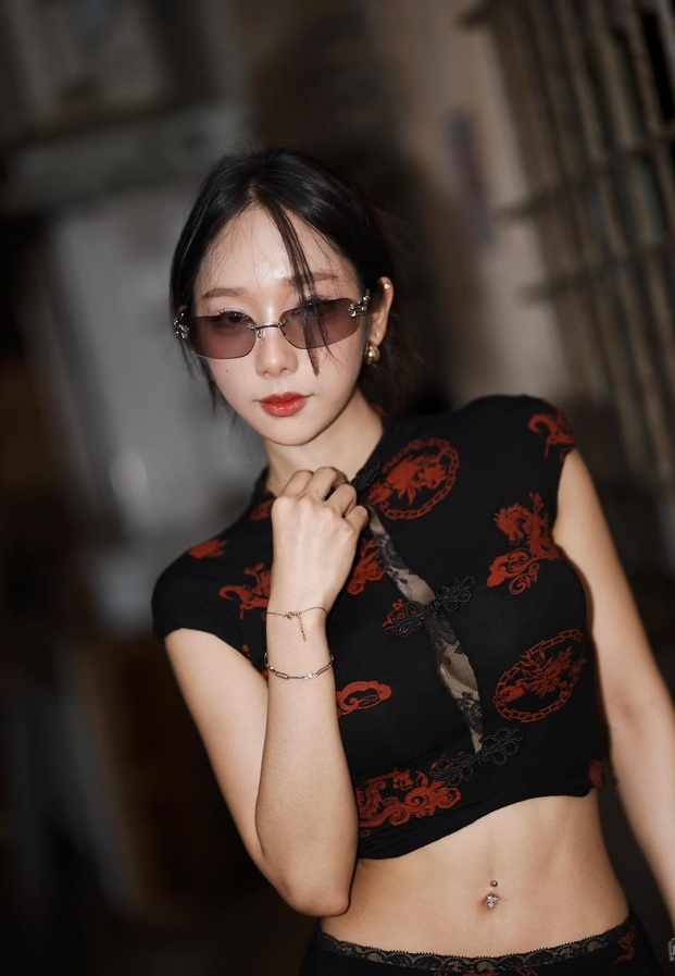 ครอปท็อปคอจีนลายมังกร ยกมือแตะคอเสื้อ