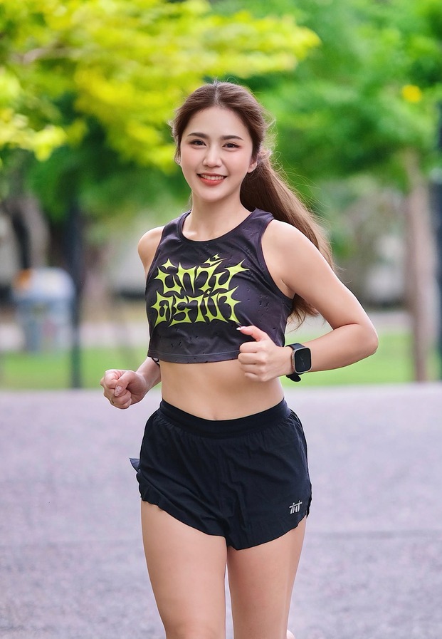 ครอปท็อปดำ วิ่งในสวนตอนเช้า