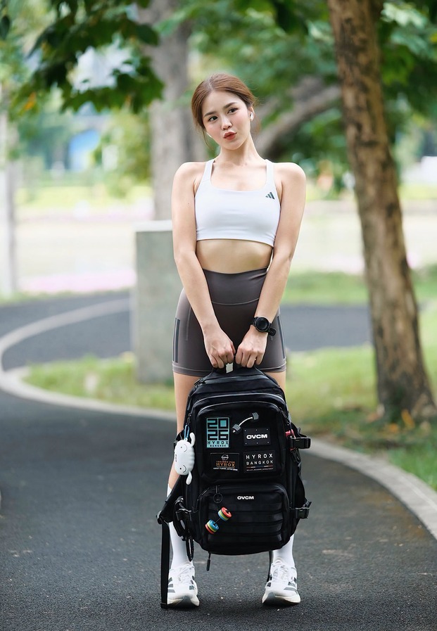 Mild Krn ถือเป้วิ่งบนลู่ในสวน