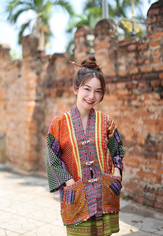 เสื้อคลุมผ้าทอลายชนเผ่า หน้ากำแพงอิฐ
