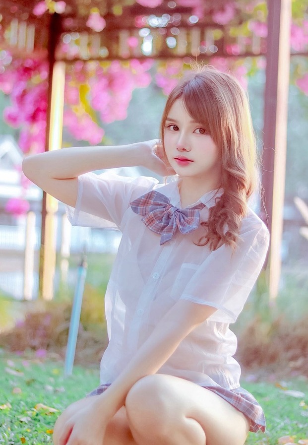 Oorawan Maiman ก้ามปู เชิ้ตขาวผูกโบว์ลายสก็อต หน้าดอกเฟื่องฟ้า