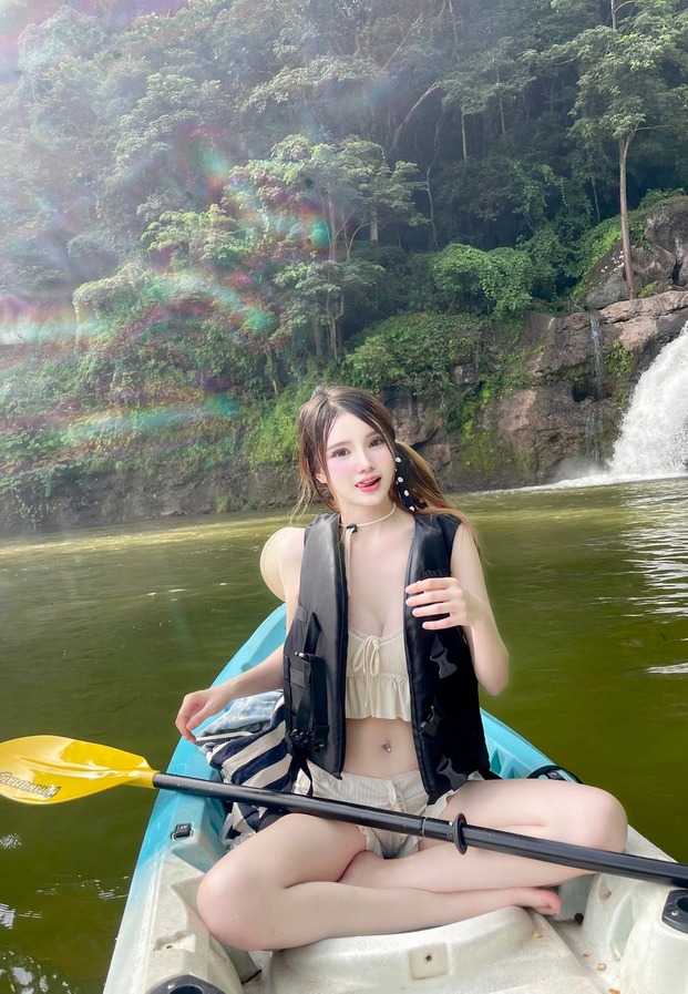 เสื้อชูชีพบนเรือคายัคหน้าน้ำตก