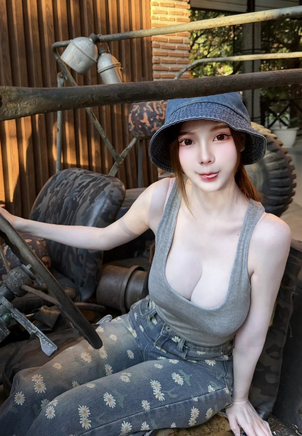 หมวกบักเก็ตกับเสื้อกล้ามเทาบนรถเก่า