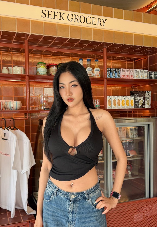 Panisara Thodsaphob ในครอปท็อปสีดำหน้าชั้นสินค้าร้าน SEEK GROCERY
