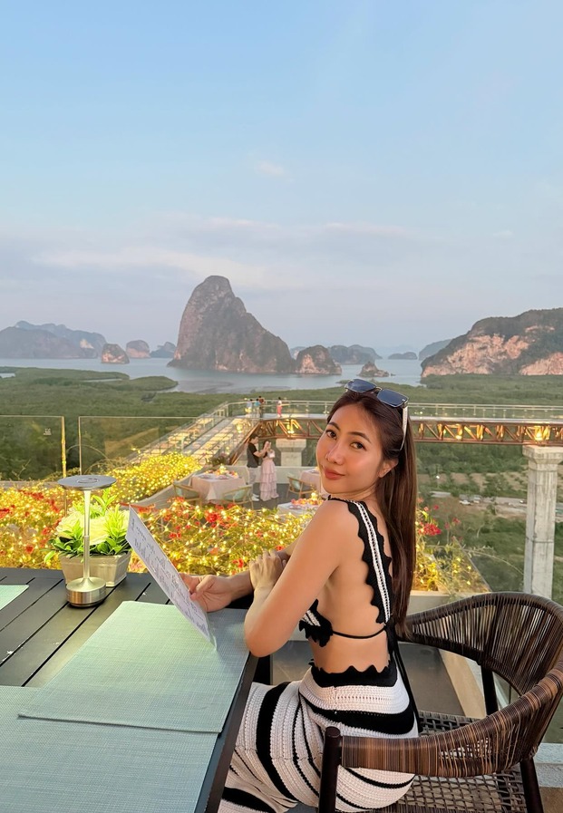 Phattharanan Phannak นั่งชมวิวภูเขากลางทะเลยามเย็น