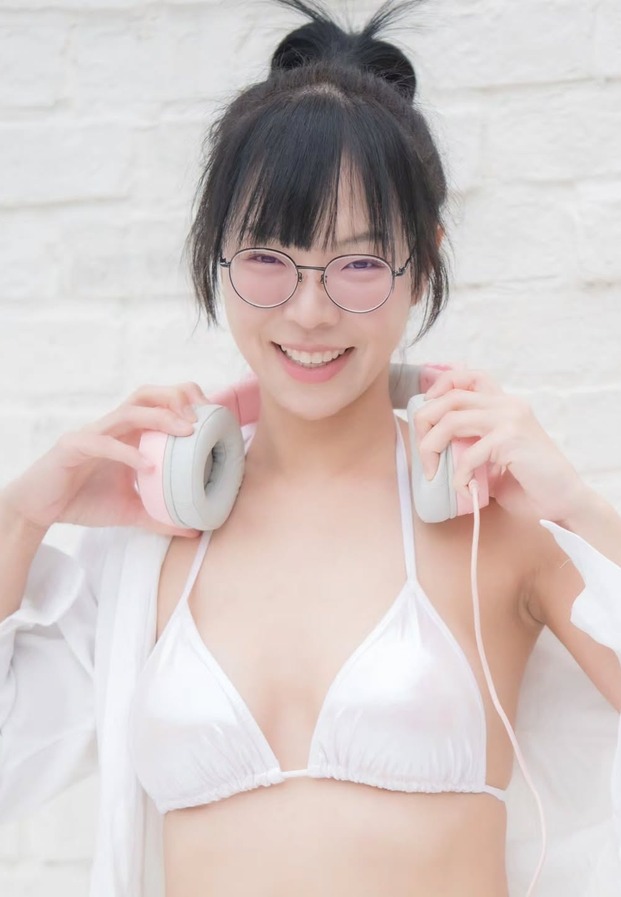 Ranchuchan สาวแว่นถือหูฟังชมพู ชุดว่ายน้ำขาวกับเชิ้ตขาว