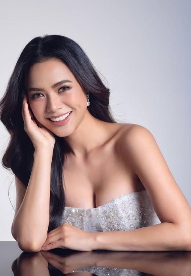 Sirinsopit Pachimsawat ยิ้มเท้าคางในชุดเกาะอกสีเงินฉากสตูดิโอสีเทา