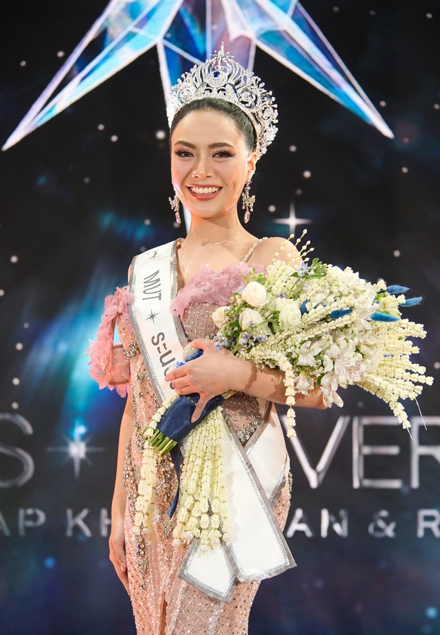 สวมมงกุฎ คล้องพวงมาลัย ถือช่อดอกไม้สีขาว วันประกาศผลมิสยูนิเวิร์สระนอง