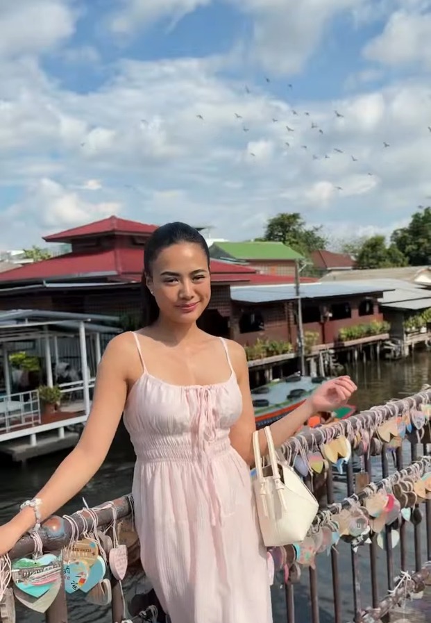 ชุดสายเดี่ยวสีชมพูอ่อนริมคลองบางหลวง