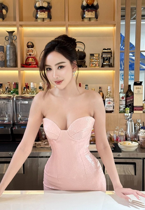 สุนทรี อ้วนอินทร์ ในเดรสเกาะอกสีชมพูอ่อนยืนพิงเคาน์เตอร์บาร์