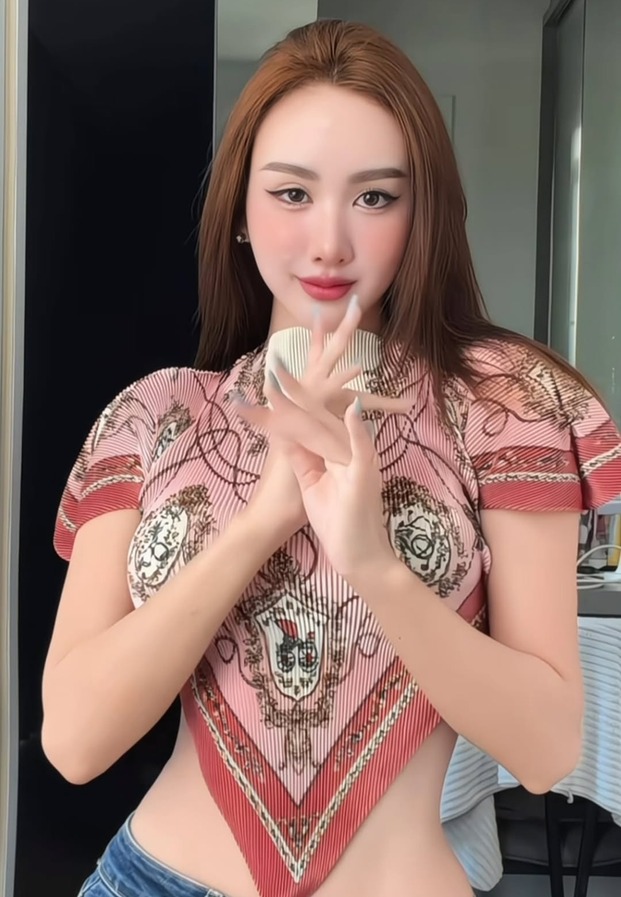 เสื้อคล้องคอลายผ้าพันคอโทนชมพูในห้องพัก