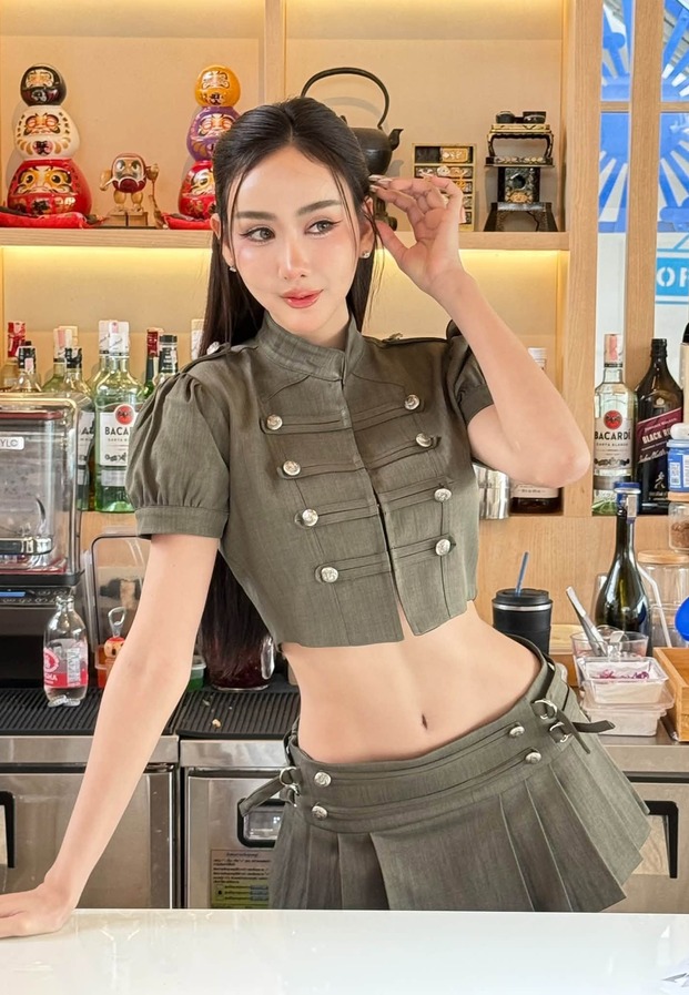 เสื้อครอปแขนสั้นสีเขียวขี้ม้าคู่กระโปรงสั้นหน้าเคาน์เตอร์