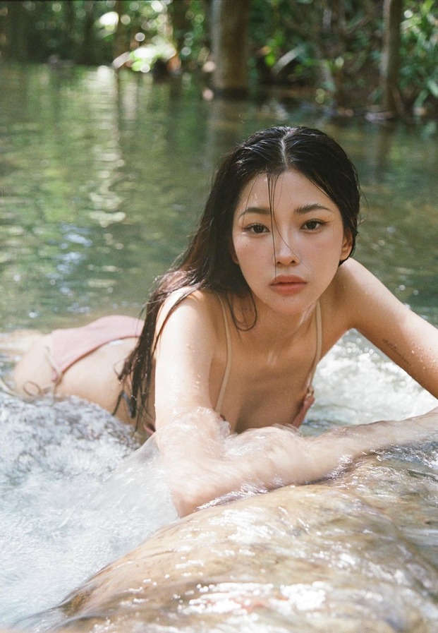 นอนแช่ลำธารน้ำใส ผมเปียก